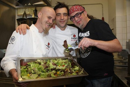 Die Köche Ralf Zacherl (v-l), Martin Baudrexel und Stefan Marquard in einer Folge des RTL II Formats „Die Kochprofis- Einsatz am Herd“(Foto: © dpa – Report)