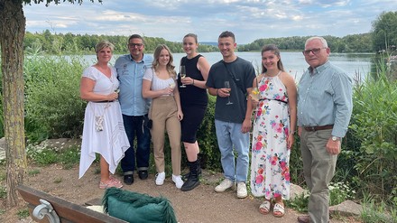 Auszubildenden 2022 des Seehotels Niedernberg mit Geschäftsführer