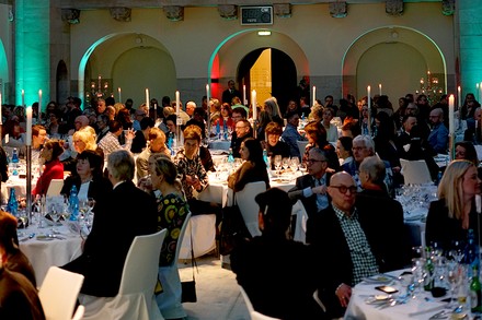 Viele Menschen bei einem romantischen Abenddinner