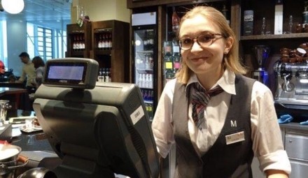 EIne Studierende in der Systemgastronomie