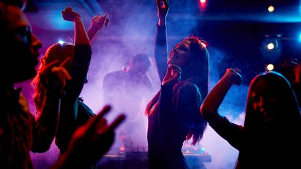 Tanzende Menschen im Club