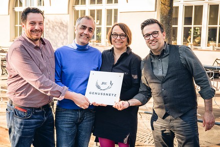 Vier JRE-Mitgleider mit der Gründungsurkunde