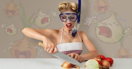 Frau mit Taucherbrille schneidet Zwiebeln