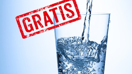 Ein Glas Wasser mit einem Gratis-Stempel