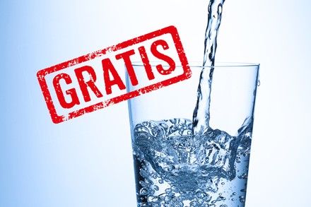 Ein Glas Wasser mit einem Gratis-Stempel