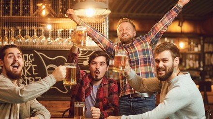 Jubelnde Gäste in einem Restaurant