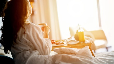 Eine Frau bin einem Hotelzimmer
