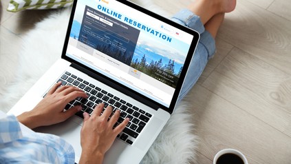 booking.com sieht durch das Verbot von Preisparitätsklauseln in der Schweiz Gefahren für kleinere Unterkünfte. (Foto: © Africa Studio/fotolia)