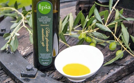 Flasche und Schale mit Olivenöl