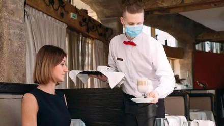 Ein Kellner in einer Bar