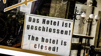 Schild mit "Hotel geschlossen"