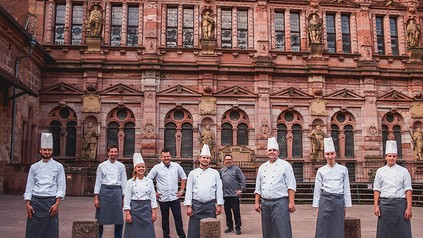 Eine Handvoll junger Azubis vor dem Heidelberger Schloss