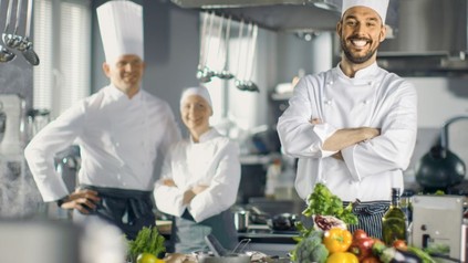 Köche posieren in einer Restaurantküche