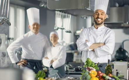 Köche posieren in einer Restaurantküche