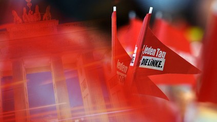 Fahnen von den Linken vor dem Brandenburger Tor