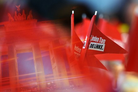 Fahnen von den Linken vor dem Brandenburger Tor