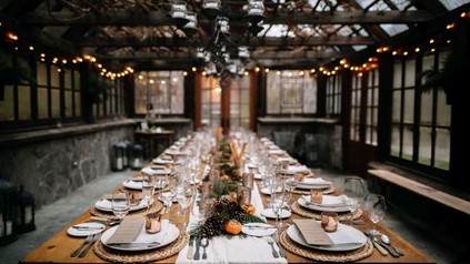 gedeckte Festtafel in einem Lokal