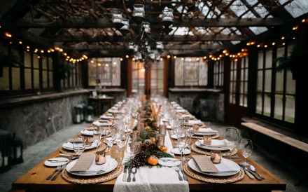 gedeckte Festtafel in einem Lokal