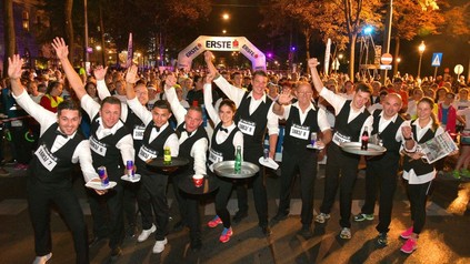 Kellner mit Tablett 2-km-Lauf