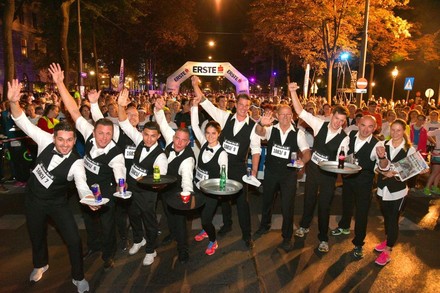 Kellner mit Tablett 2-km-Lauf