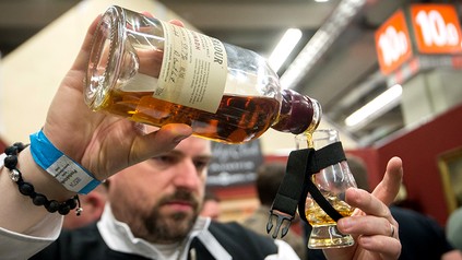 Ein Barkeeper, der einen Whisky ausschenkt