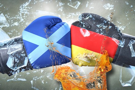 Zwei Boxhandschuhe, von denen einer nach der schottischen, der andere nach der deutschen Flagge gestaltet ist