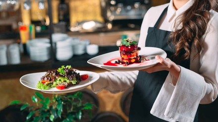 Kellner beim Servieren
