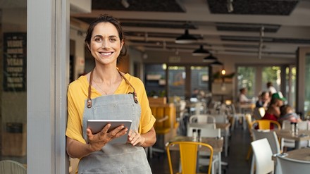 Eine Kellnerin in einem Restaurant