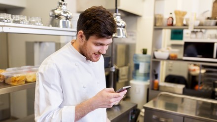 Ein Koch mit einem Smartphone