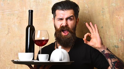 Kellner mit Servierteller signalisiert "okay"