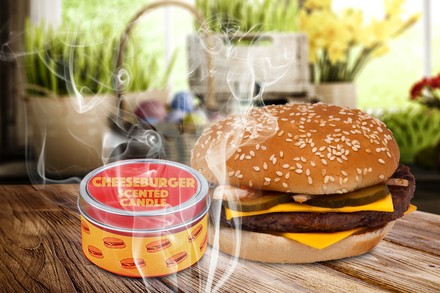 Ein Cheeseburger mit einer Duftkerze nebendran