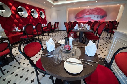 Eine Brasserie auf einem Kreuzfahrtschiff