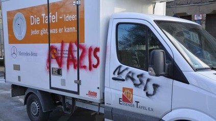 Ein Fahrzeug der Essener Tafel mit den Worten Nazis besprüht