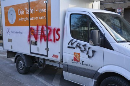 Ein Fahrzeug der Essener Tafel mit den Worten Nazis besprüht