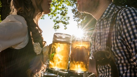 Gäste im bayerischen Biergarten