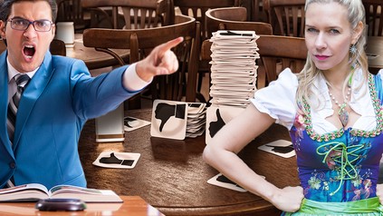 Ein streitendes Paar vor einem Stapel Bierdeckel