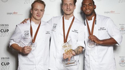 Der zweitplatzierte Henrik Hertel neben Sieger Thomas Bissegger und dem Dritten, David Richards