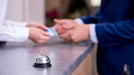 Geldübergabe an der Hotelrezeption