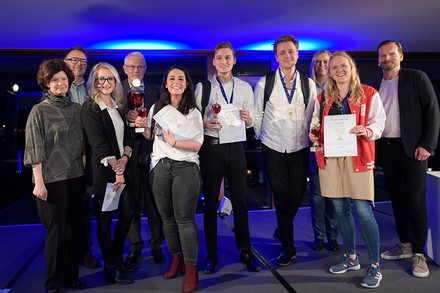 Eine Gruppe junger Leute mit Urkunden in der Hand