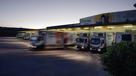 Kröswang Lieferzentrum bei Nacht