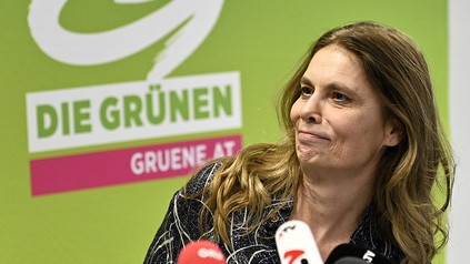 Sarah Wiener vor einem Grünen-Plakat