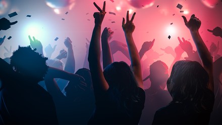 Club mit tanzenden Menschen