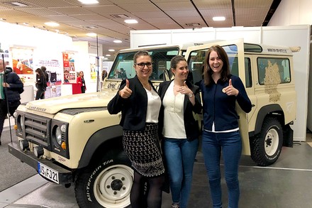Drei junge Damen vor einem Landrover