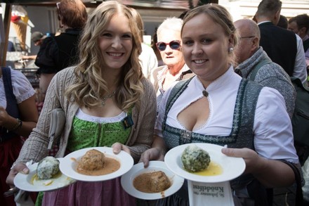 Zwei Frauen in Dirndl halten Essen