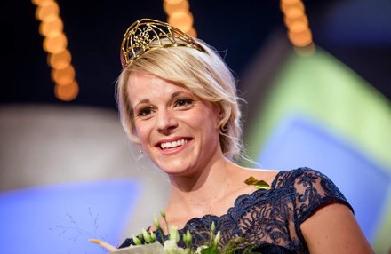 Katharina Staab freut sich am 29.09.2017 bei der Wahl der Deutschen Weinkönigin 2017/18 in Neustadt an der Weinstraße über ihren Sieg. (Foto: © dpa)