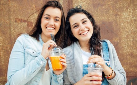 2 Mädchen mit Limonadenbecher