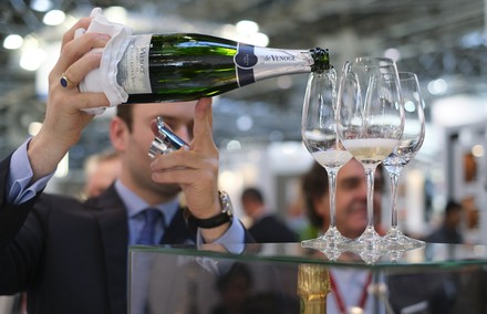 Mann schenkt Champagner auf der Messe ProWein aus