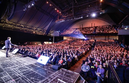 Eine Messehalle mit hunderten Gästen