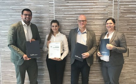 Thomas Wacker mit den Kooperationspartnern der IUBH Internationale Hochschule und einer der dualen Studenten