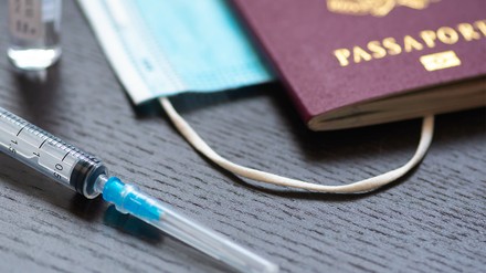 Impf-Spritze, Maske und Reisepass